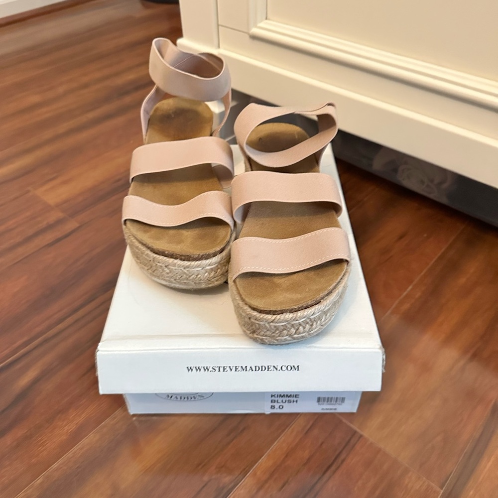Gently worn! Steve Madden kimme strappy sandal in blush. Size 8